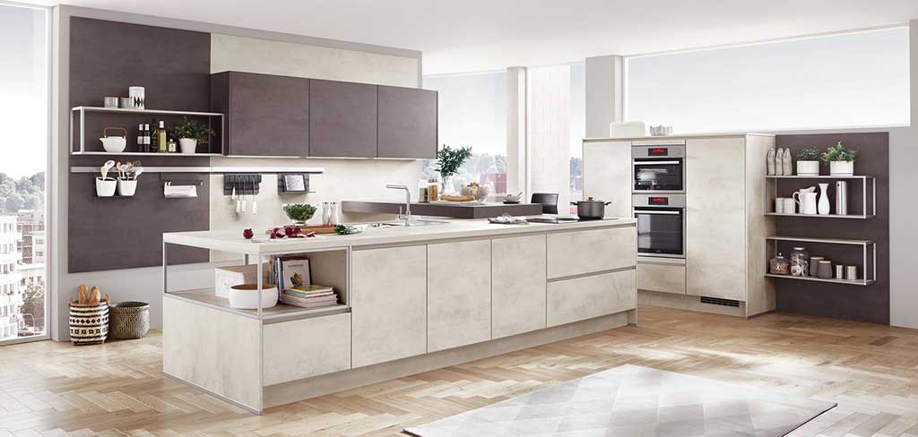 Nobilia Küche Riva mit matter Küchenfront und Kücheninsel in offwhite und mauve / grau, ohne Griffe - Die Küchenwelt Thomas Brag in Duisburg und Bocholt
