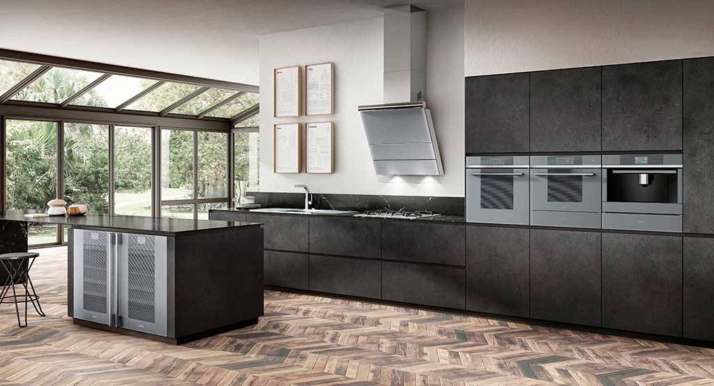 Smeg Hausgeräte, moderne schwarze Küche ohne Griffe - Die Küchenwelt Thomas Brag in Duisburg und Bocholt