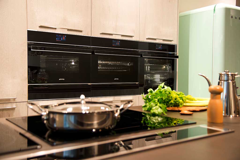 Smeg Hausgeräte, Mikrowelle, Backofen - Die Küchenwelt Thomas Brag in Duisburg und Bocholt