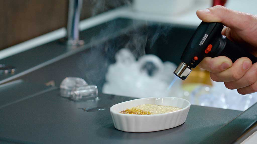 Sorglos Creme Brulée karamellisieren mit Hitzekältebeständigen Keramikprodukten von Systemceram - Die Küchenwelt Thomas Brag in Duisburg und Bocholt