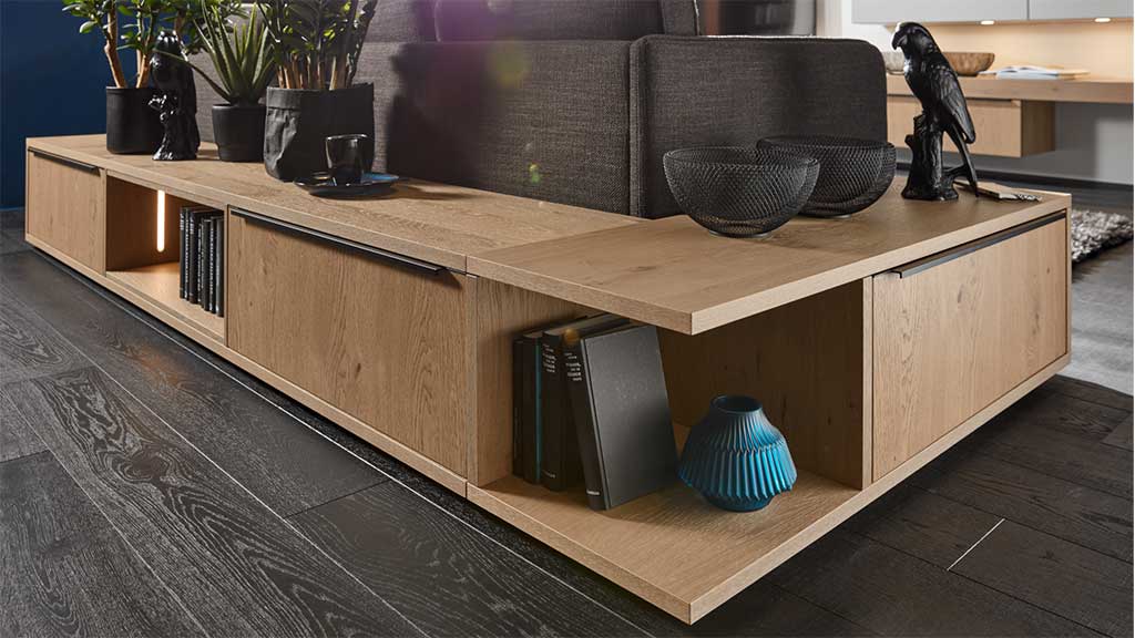 Nolte Lowboard in L-Form aus hellbraunem Holz mit schwarzen Details - Die Küchenwelt Thomas Brag in Duisburg und Bocholt