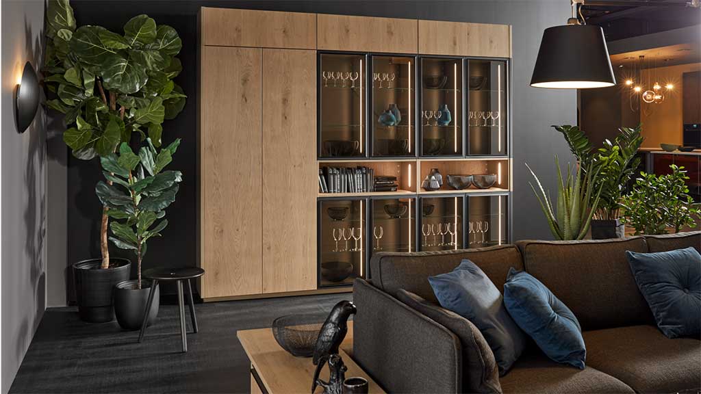 Nolte Schrank / Vitrine in hellbraunem, naturbelassenem Holz und schwarzen Details - Die Küchenwelt Thomas Brag in Duisburg und Bocholt